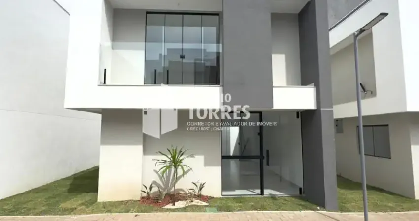 Casa duplex a venda de 3 suítes, área garden 26m² e 2 garagens em abrantes