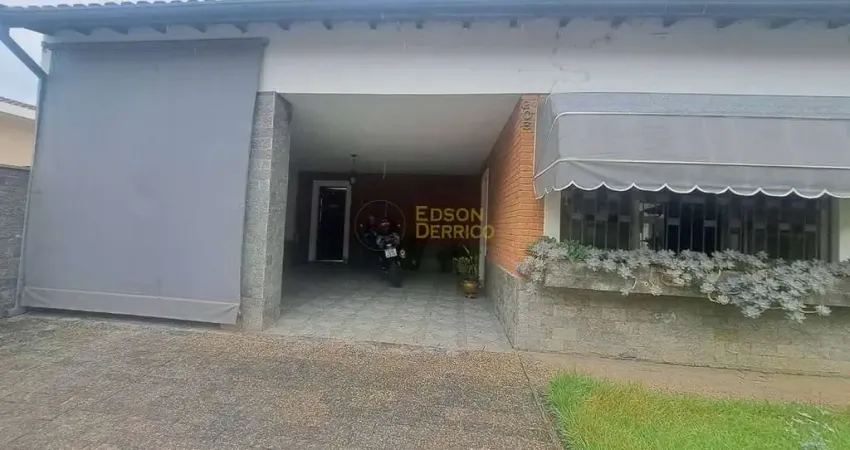 Casa com 3 quartos à Venda, Centro - Pindamonhangaba