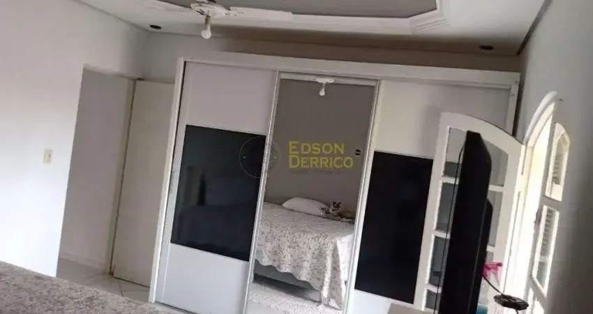 Sobrado com 3 quartos à Venda, Mombaça - Pindamonhangaba