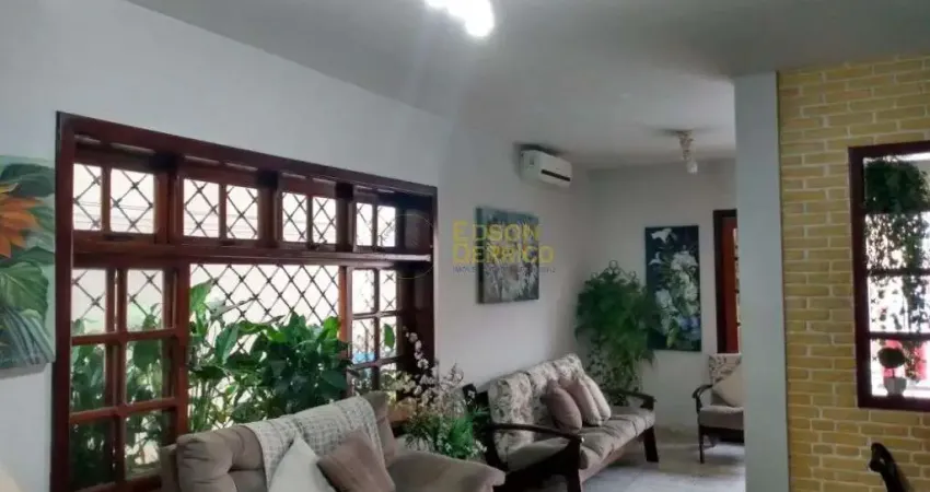 Sobrado com 4 dormitórios à venda, 142 m² por R$ 900.000 - Vila Bourghese - Pindamonhangaba/SP