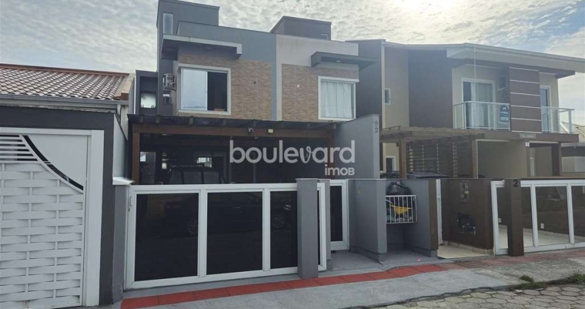 Sobrado de 2 Dormitórios | 2 vagas cobertas | Forquilhas