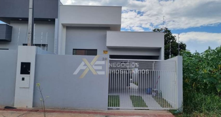 CASA COM PÉ DIREITO ALTO, 2 QUARTOS, SALA, COZINHA, GARAGEM COBERTA.
