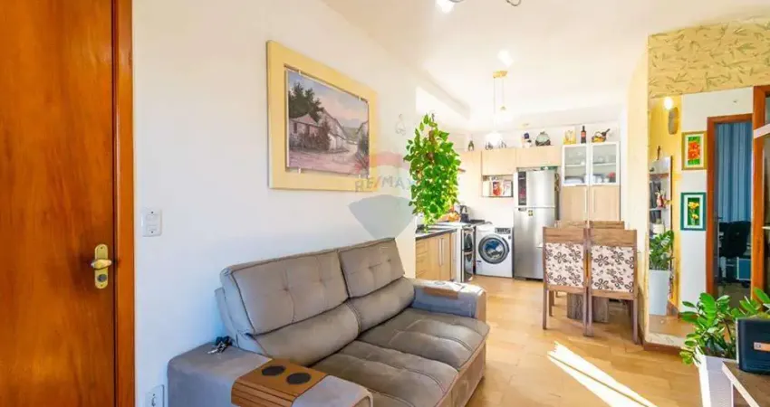 Apartamento semimobiliado com 02 dormitórios,  sacada com vista panorâmica e ótimo estado de conservação