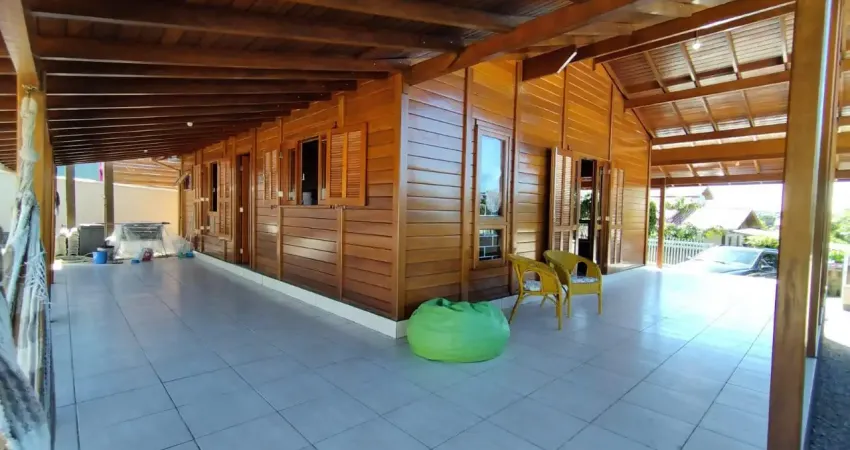 Casa com 3 Dormitórios, Mobiliada, à Venda no Bairro Arroio – Imbituba/SC