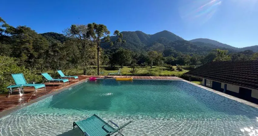 Sítio cinematográfico, com piscina, sauna, área gourmet e casa hóspedes