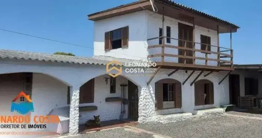 Casa com dois andares e mais anexo em Balneário Pinhal