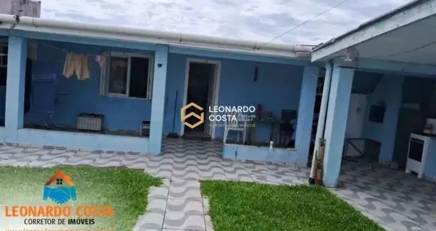 Casa com piscina próxima ao mar
