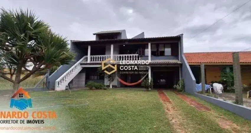 Casa de 3 pavimentos com excelente localização em Nazaré