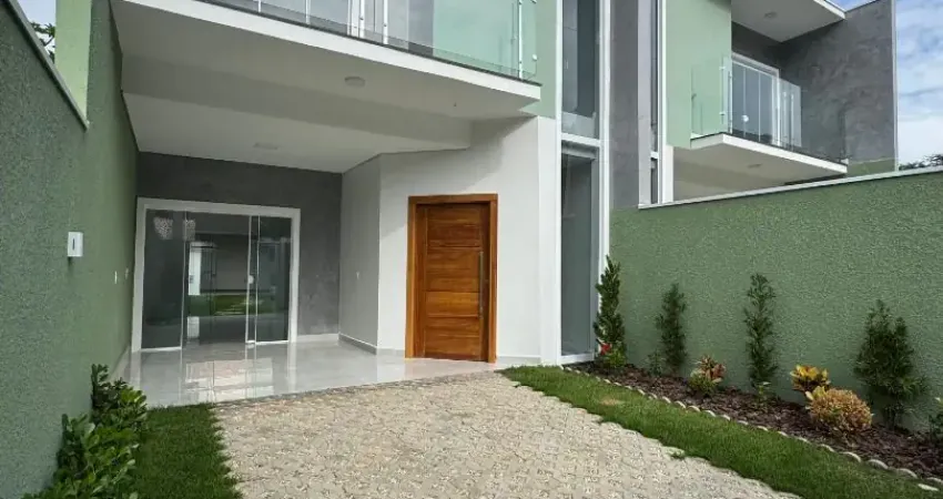 Sobrado com Terreno e Área de Festas no Centro Próximo à Praia