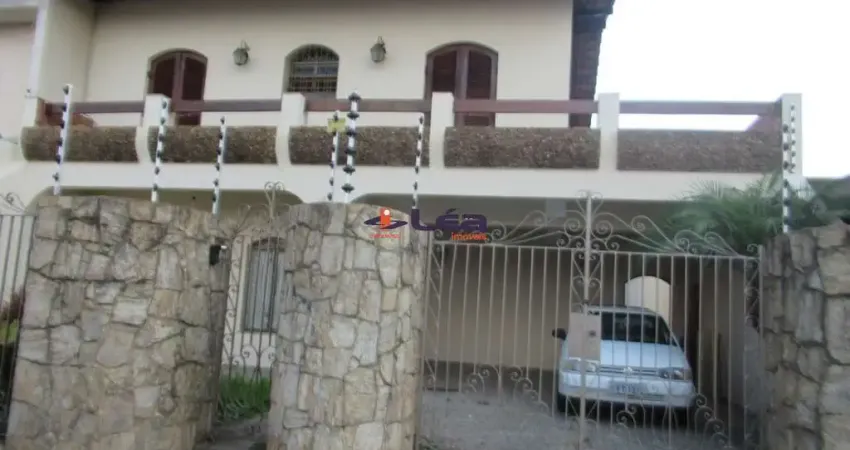 Imperdível sobrado à venda no Centro de Suzano-SP: 3 quartos, 1 suíte, 1 sala, 2 banheiros, 4 vagas e 253,36m²!