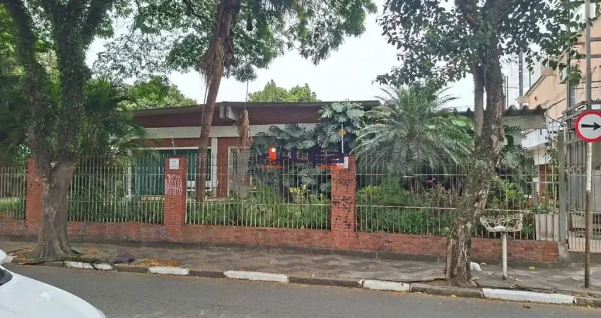 Casa Comercial de Alto Padrão em Suzano-SP, Centro 3 Quartos, 2 Suítes, 1 Sala, 2 Vagas de Garagem 300m² de Área.