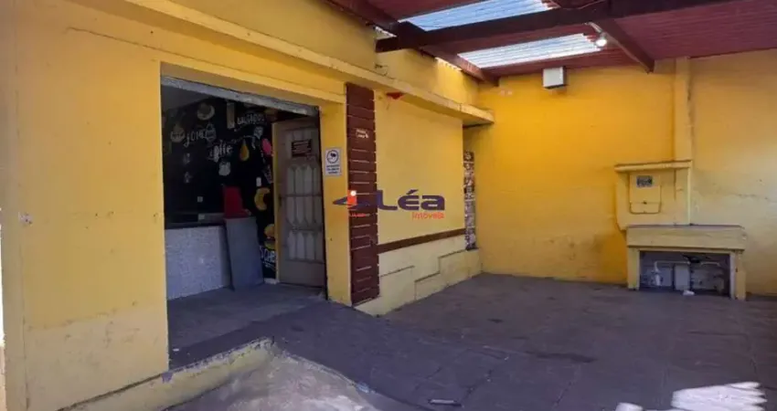 Salão Comercial de Alto Padrão na Vila São Jorge em Suzano-SP: 2 banheiros, 2 vagas de garagem, 204,75 m² de área.