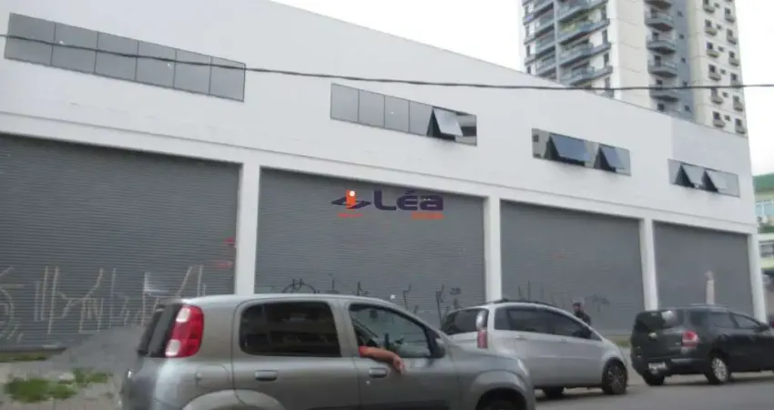 Salão comercial para locação no Centro de Suzano-SP com 2 banheiros e 137,81 m² de área. Venha conferir!