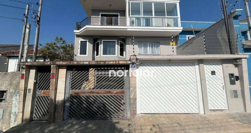 Sobrado semi isolado contendo 3 suítes, a suíte master com hidromassagem, closet e varanda, Enorme garagem com vaga para 7 carros, com quarto de empre