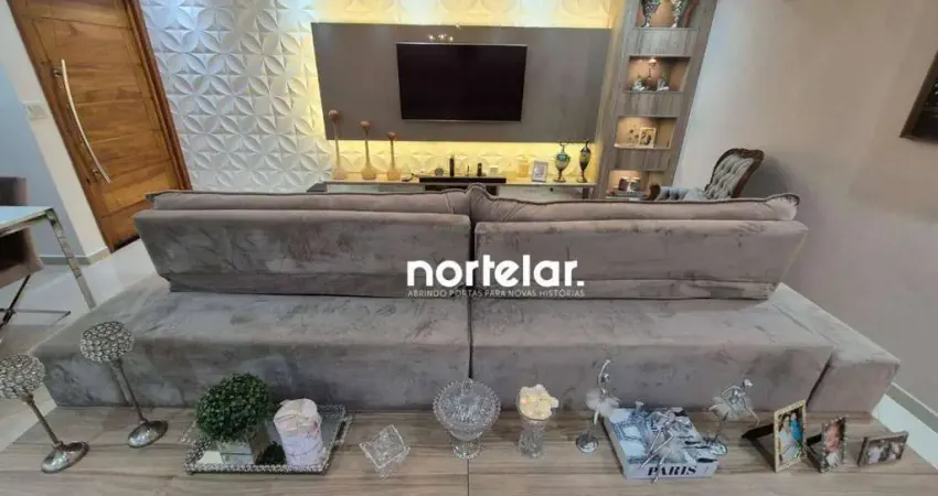 Apresentamos este maravilhoso sobrado pronto para morar, com excelente padrão de acabamento e decoração moderna. Com 3 amplas suítes, este imóvel ofer