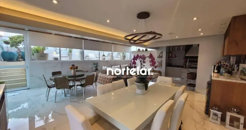 Descubra a sofisticação e o conforto nesta cobertura duplex finamente decorada, localizada no renomado Condomínio Clube Paraíso Vila Romana, na Rua Fá
