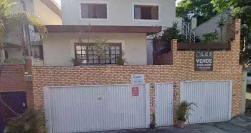 Venha conhecer esta belíssima casa localizada em um dos melhores pontos da Vila Madalena, próximo ao metrô e rodeada por uma completa infraestrutura c