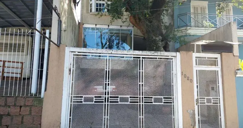 casa na CARLOS HUBER fre. praça e a pocos metros do COL. FARROUPILHA