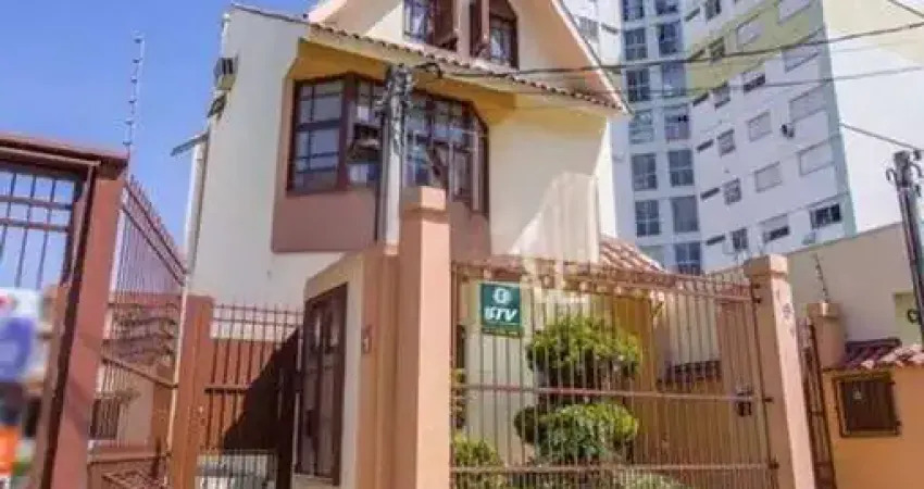 Casa com 4 dormitórios à venda, 290 m² por R$ 920.000,00 - Camaquã - Porto Alegr