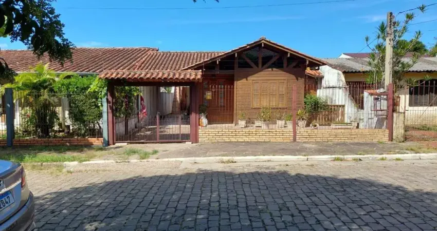 LINDA CAS DE MADEIRA NOBRE COM 3 DORM. SUITE E GARAGEM