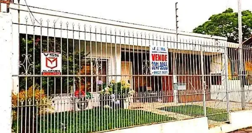 Linda residência totalmente térrea com 3 dorm. suíte e pátio com piscina.