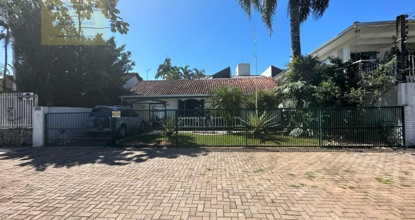 Casa à venda na Avenida Alvorada, 230, Caiobá, Matinhos
