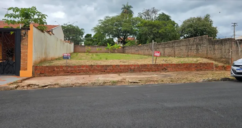 Terreno plano, murado próximo ao centro da cidade residencial o comercio