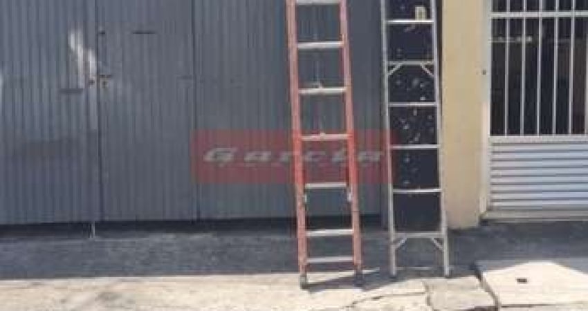 Sobrado p loc. com 5 salas, 4 Wcs, quintal, entr. lateral 2 vagas. Oportunidade