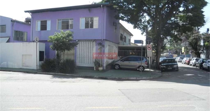 Casa no Brooklin, 154m de área total, 4 dormitórios, 2 banheiros, 2 vagas de garagem