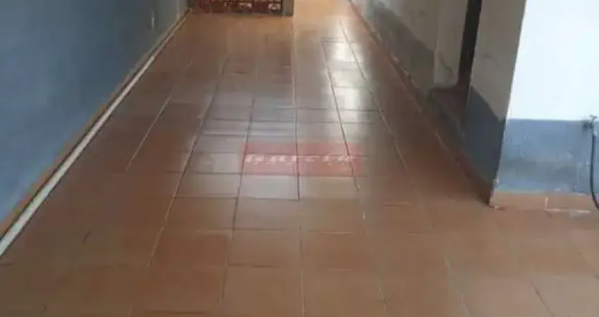 Ampla casa de fundos em rua tranquila com excelente valor para moça