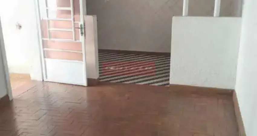 Ampla casa de fundos em rua tranquila com excelente valor para moça