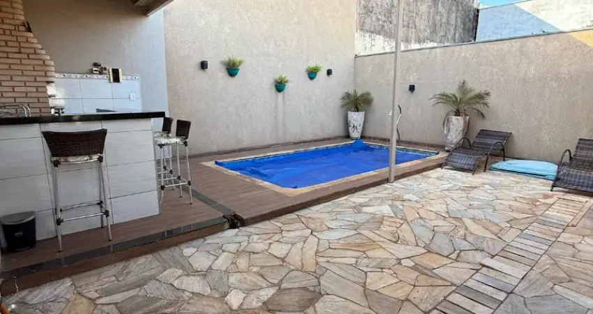 Linda casa no Condominio Maria Stella - 03 Dormitórios sendo uma suite - Area de churrasco com Piscina