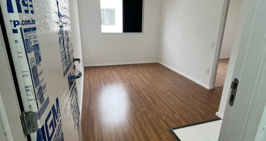 Lindo apartamento de 2 quartos pronto pra morar, primeira locação com piso laminado e blindex.