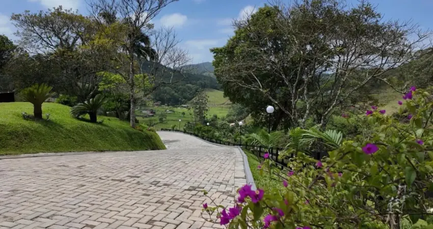 Sítio de alto padrão na grande Florianópolis
Com casa luxuosa.