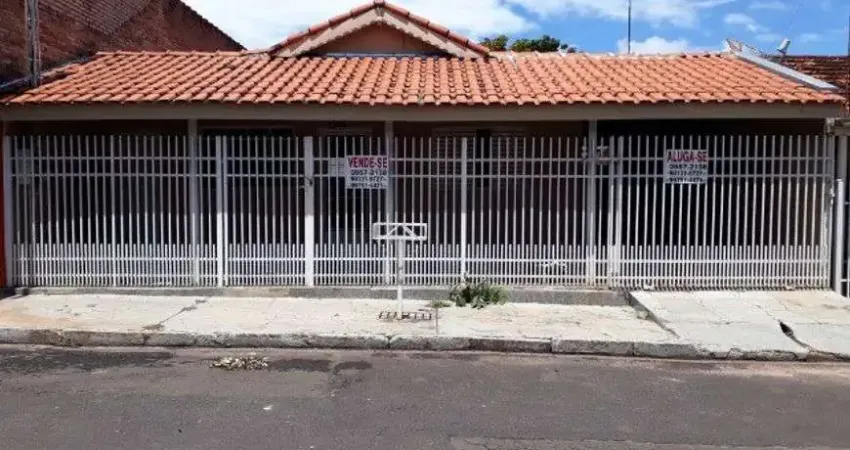 Casa c/ 03 dormitórios e uma edícula no fundo, a três quarteirões do centro de Sales SP