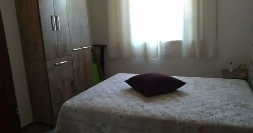 Casa com amplo jardim ,com arvores frutíferas, localizada no centro, de sales