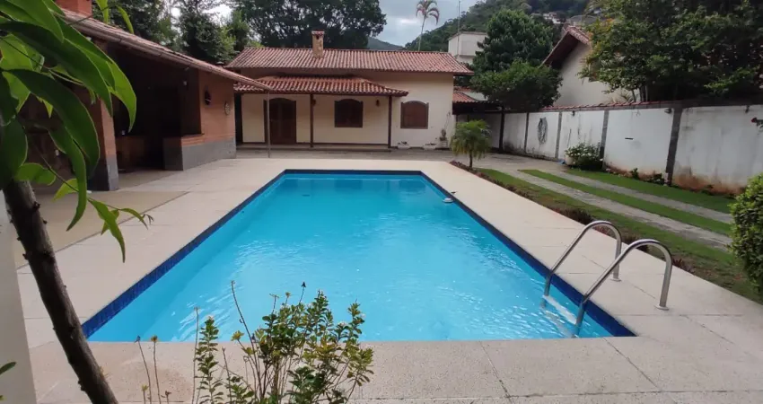 Excelente Casa Linear em Correas – Conforto e Lazer Completo!