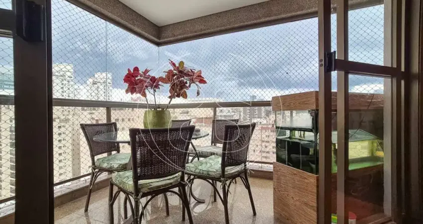 Apartamento residencial na região de Moema Índios, com 3 dormitórios e 3 suítes, e 193m²!