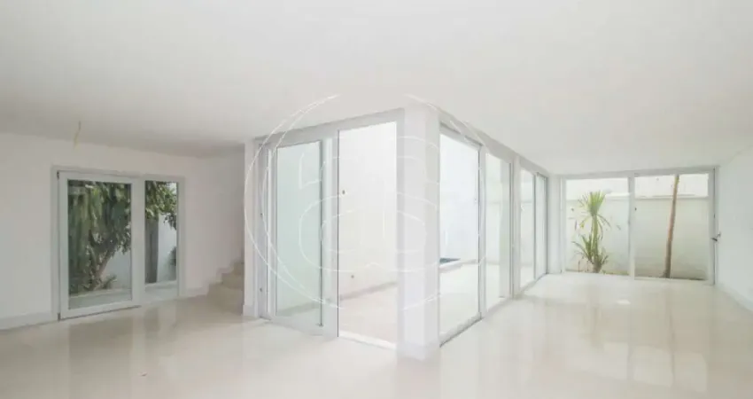 Casa de condomínio a VENDA, no ALTO DA BOA VISTA, 400 M ÚTEIS, com PISCINA.
