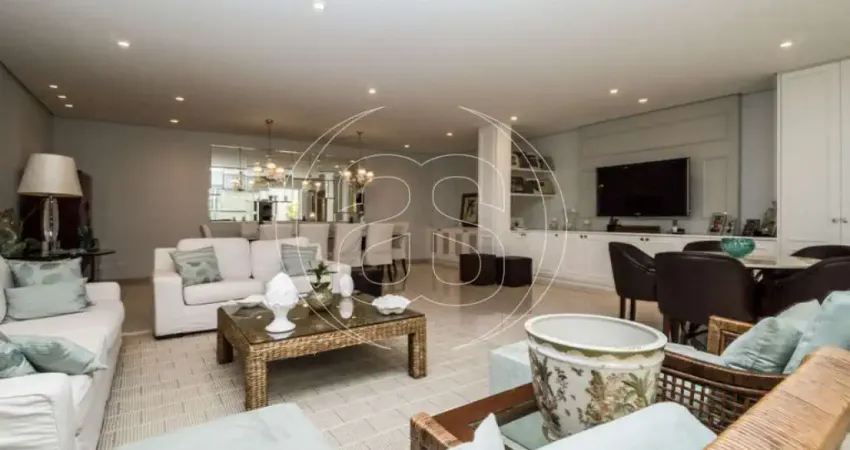 Espaçosa casa de 300m² localizada no charmoso bairro do Planalto Paulista.
