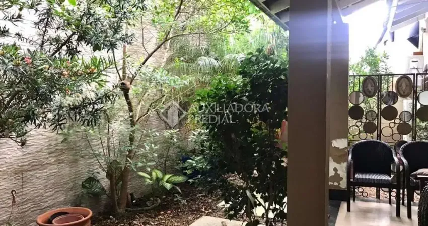 Casa em condomínio fechado com 4 quartos à venda na Rua Attílio Bilibio, 120, Jardim Carvalho, Porto Alegre