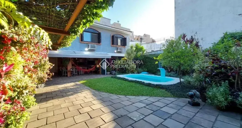 Casa em condomínio fechado com 3 quartos à venda na Rua Inhanduí, 252, Cristal, Porto Alegre