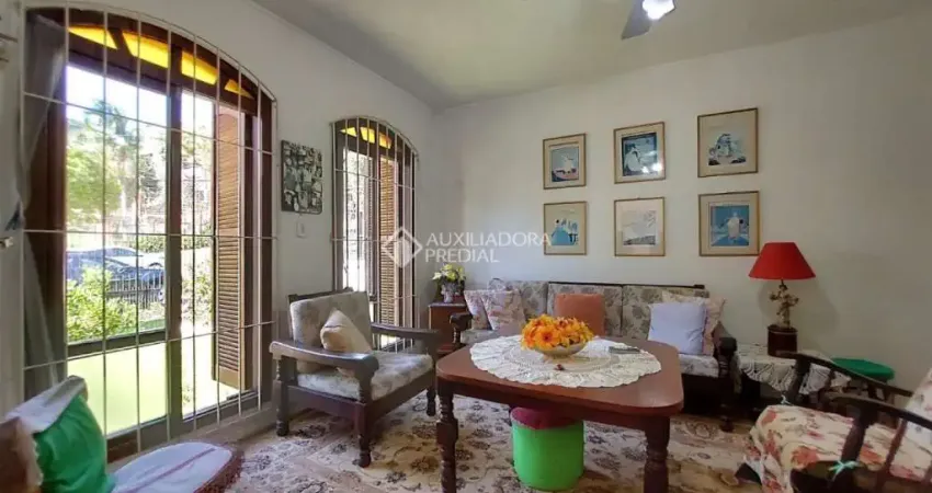 Casa com 3 quartos à venda na Avenida Teixeira Mendes, 298, Chácara das Pedras, Porto Alegre