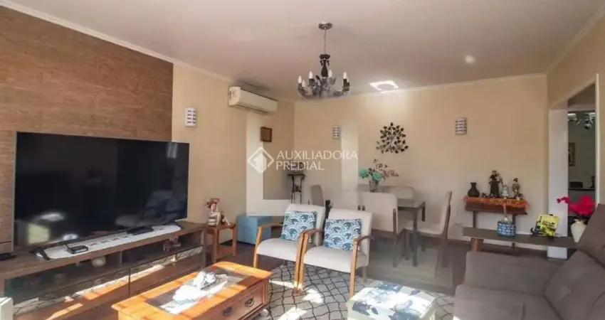 Casa com 3 quartos à venda na Rua Paulino Chaves, 427, Santo Antônio, Porto Alegre