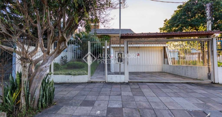 Casa com 3 quartos à venda na Rua Delfino Riet, 287, Santo Antônio, Porto Alegre