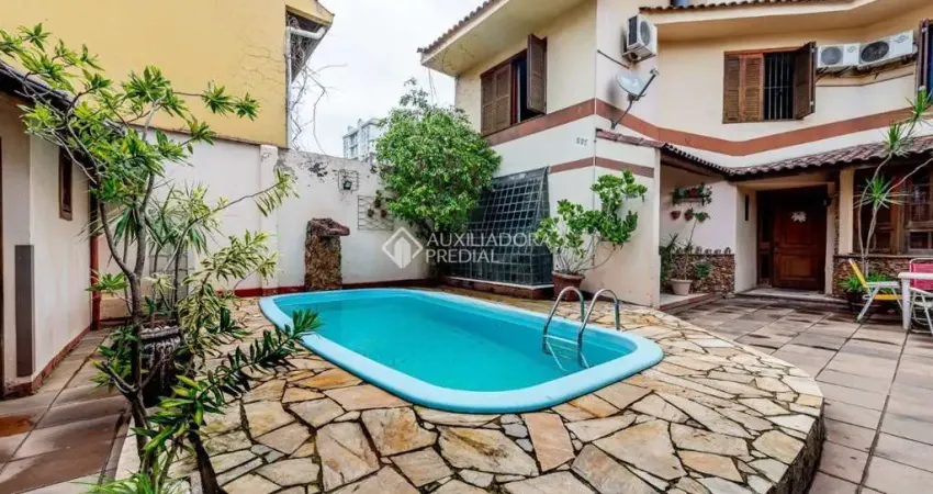 Casa com 3 quartos à venda na Rua Azevedo Sodré, 207, Passo da Areia, Porto Alegre