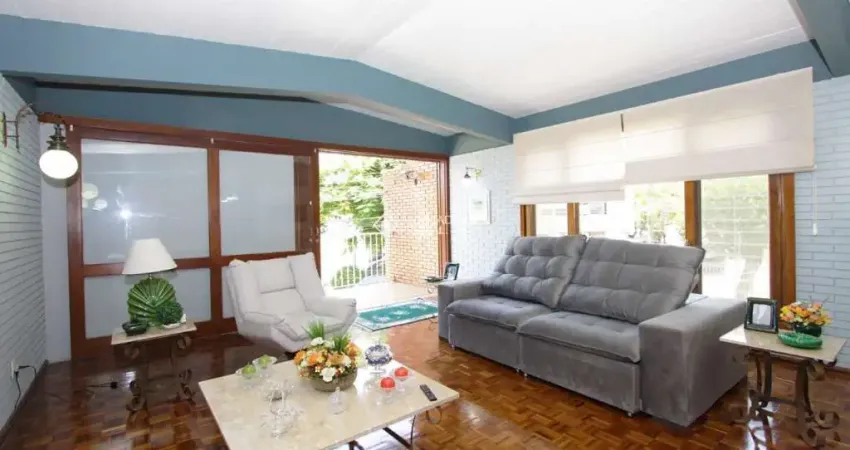 Casa com 3 quartos à venda na Rua Veronese, 297, São Sebastião, Porto Alegre