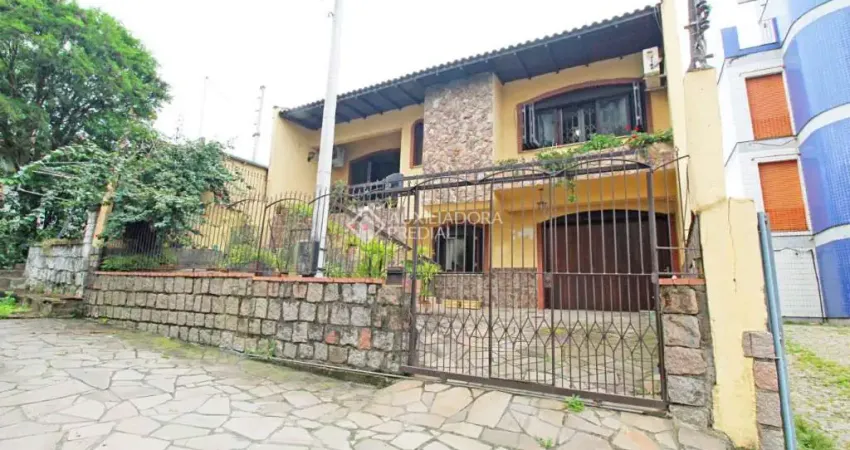 Casa com 3 quartos à venda na Rua Umbú, 137, Passo da Areia, Porto Alegre