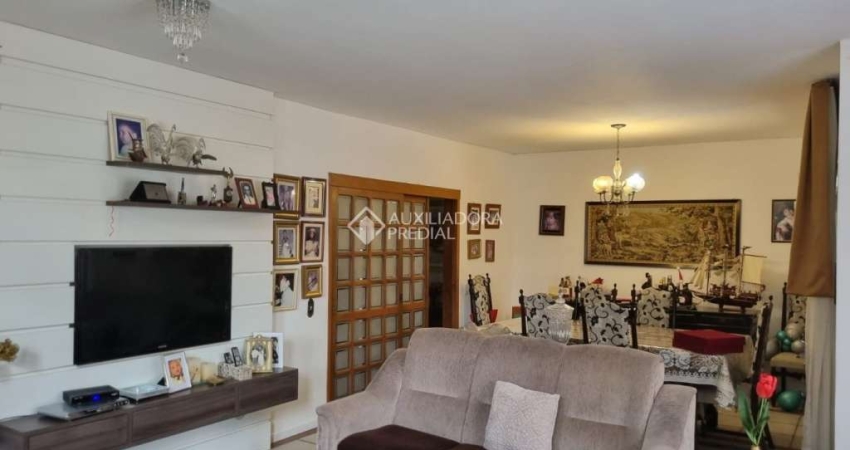 Casa com 3 quartos à venda na Avenida Valado, 368, Vila João Pessoa, Porto Alegre