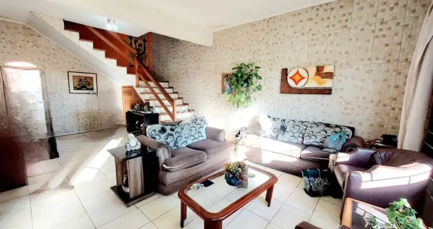 Casa com 3 quartos à venda na Rua Jacundá, 670, Guarujá, Porto Alegre